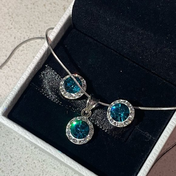 Swarovski Crystal Earrings, Pendant and Silver Necklace Set - Picture 1 of 4